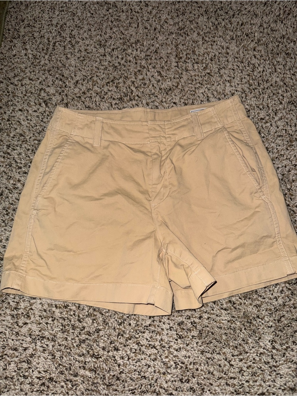 GAP Women's Khaki 4” Shorts ⭐️ Used - like new (worn once) ⭐️
